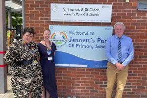 James Sunderland visits Jennetts Park CE Primary School to meet staff and pupils.